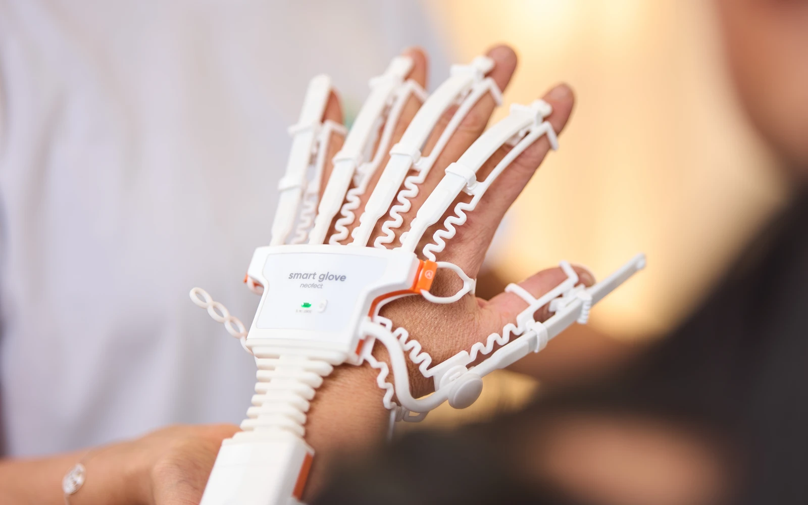 Neurohandtherapie mit Smart Glove (Neofect)